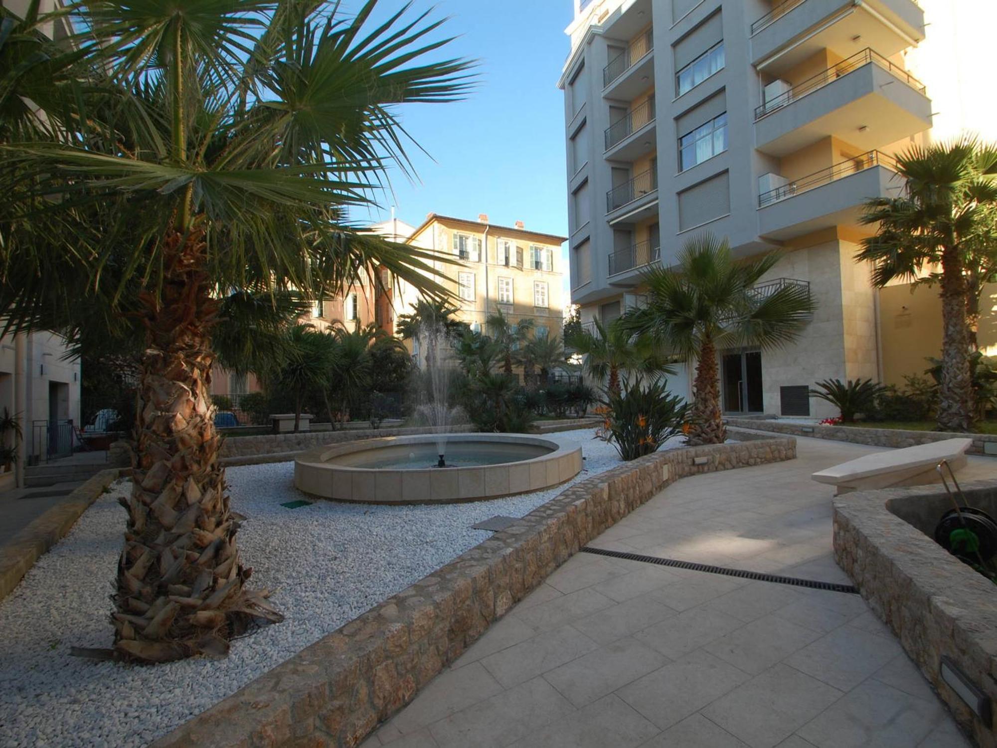 Charmant 2P Moderne Avec Terrasse, Parking Prive, En Plein Centre De Menton, A 2 Pas De La Mer - Fr-1-196-200 Kültér fotó